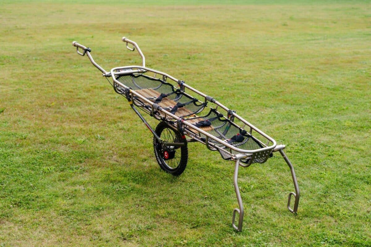 Ferno Titan björgunarskel með handföngum á hjóli úti í náttúrunni