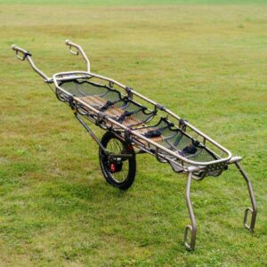 Ferno Titan björgunarskel með handföngum á hjóli úti í náttúrunni