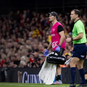 Læknir með tösku á rugbyleik fyrir fullu hús