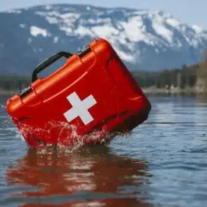 Rauð skyndihjálpartaska skvettist upp úr vatni